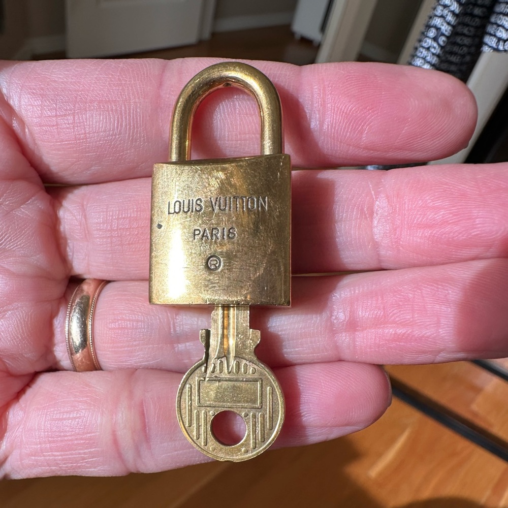 LV Vintage Lock And Key 201